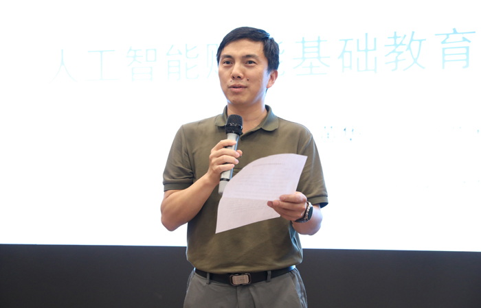 李建文副校长主持2.jpg