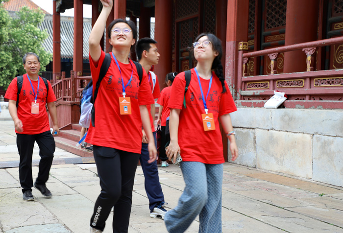 6参会同学在孔庙和国子监参观.jpg