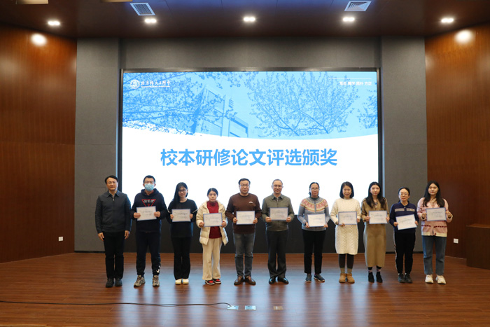 9-王华校长为一等奖获得者颁发证书2.jpg