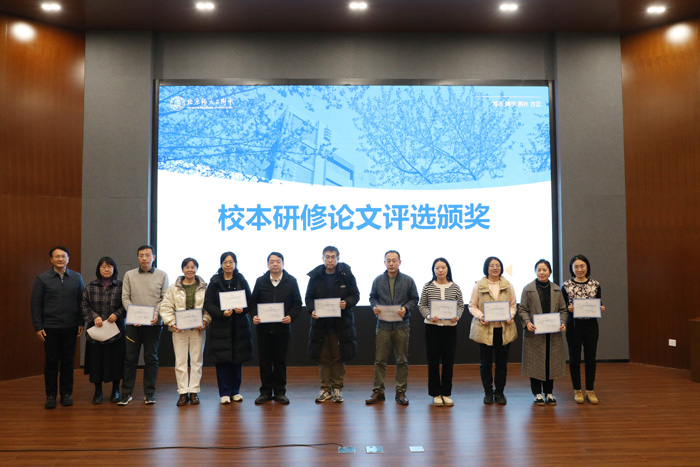 8-王华校长为一等奖获得者颁发证书1.jpg