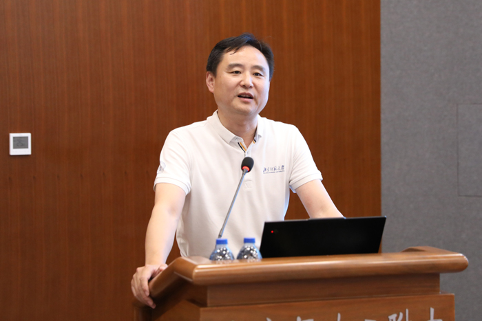 黄华教授做专题讲座2.jpg