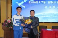 学生向杨利伟将军献花