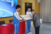 杨利伟将军在航空航天实验班主题词上签名