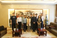 校领导和讲座专家以及当年的班主任老师合影留念