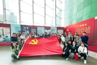 5月10日参观中国科技馆老师合影