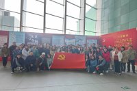 4月25日参观中国科技馆老师合影