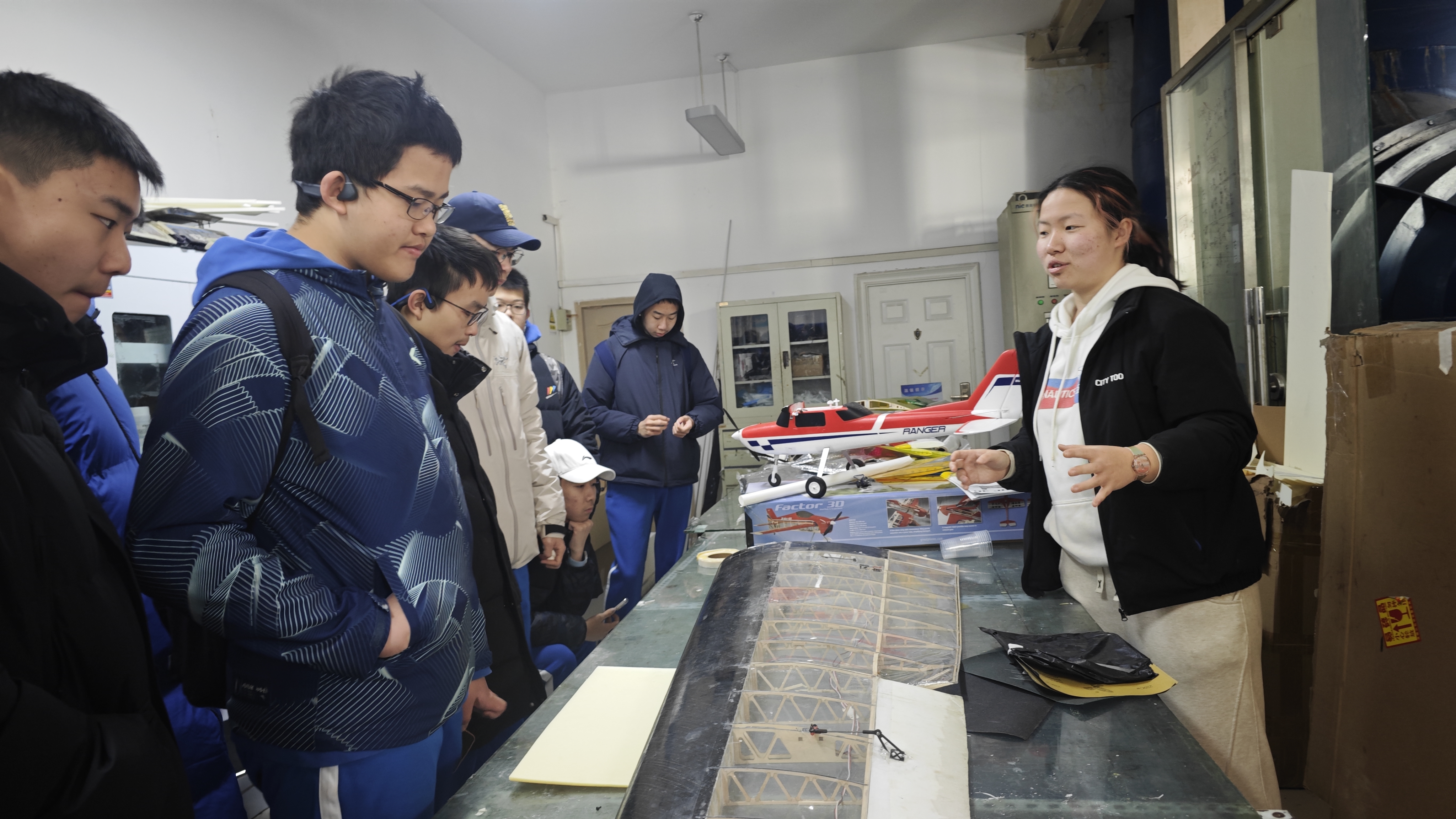 3参观北航航模队.jpg