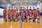 郎平指导与我校男排合影