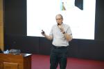 教授呈现了大量视频图片资料，用科普性的方式激发学生的学习兴趣